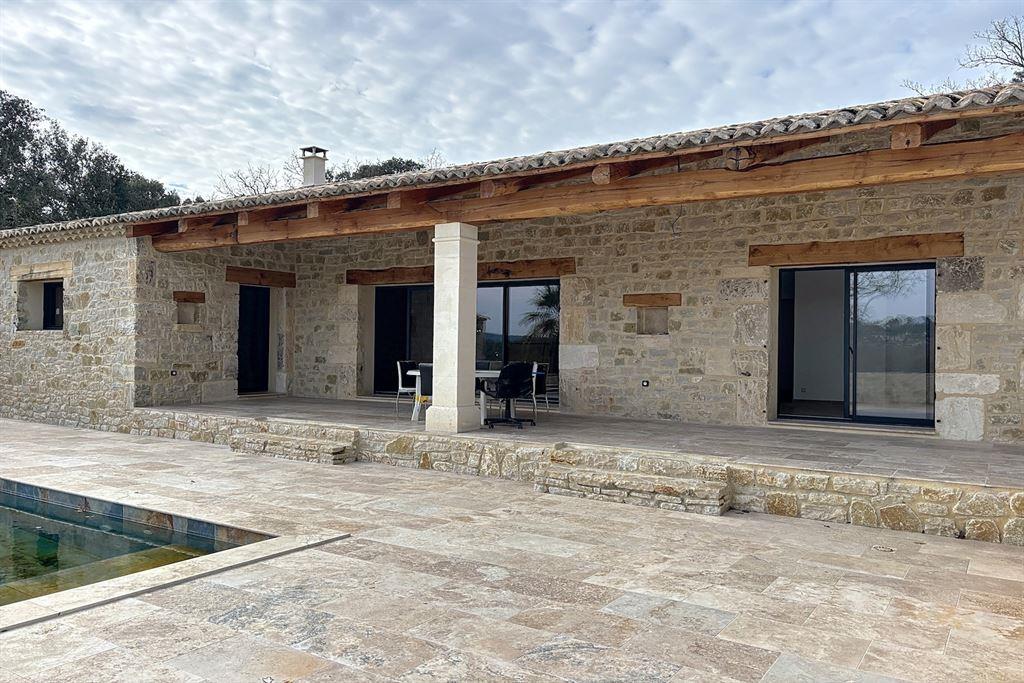 Purchase: Luxury property (30630)