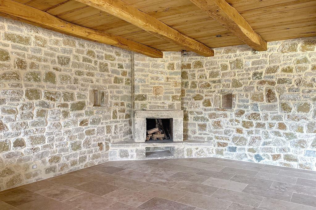 Purchase: Luxury property (30630)