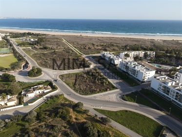 Land with an approved project for the construction of 8 T2 dwellings in Meia Praia