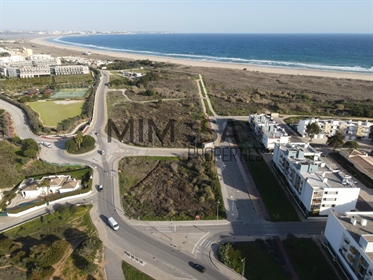 Land with an approved project for the construction of 8 T2 dwellings in Meia Praia