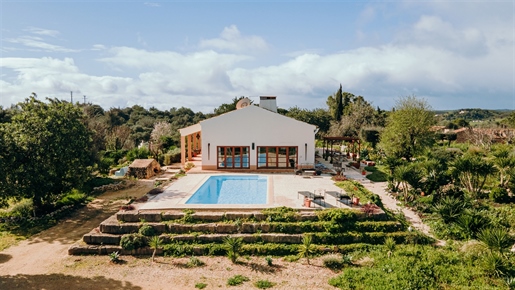 Una villa renovada de 3 dormitorios con piscina y jardín.