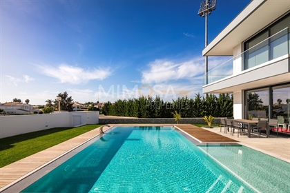 Villa de 3+1 dormitorios con piscina en urbanización tranquila cerca del campo de golf