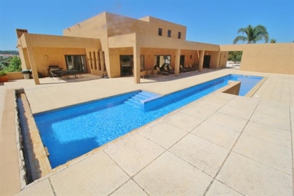 5 bedroom villa with pool near Lagos
