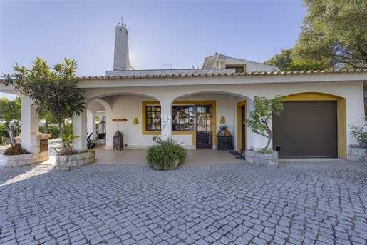 Charmantes 4-Schlafzimmer-Haus im rustikalen Stil in Serra e Mar, Portimão zu verkaufen