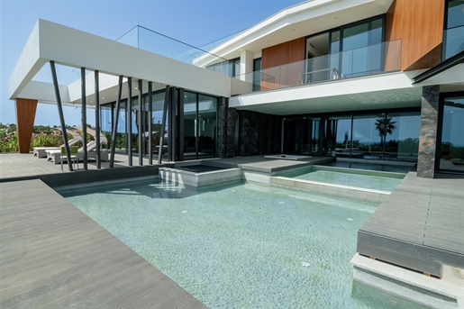 Spektakuläre Villa mit 4 Schlafzimmern mit Blick auf das Meer und die Swimmingpools