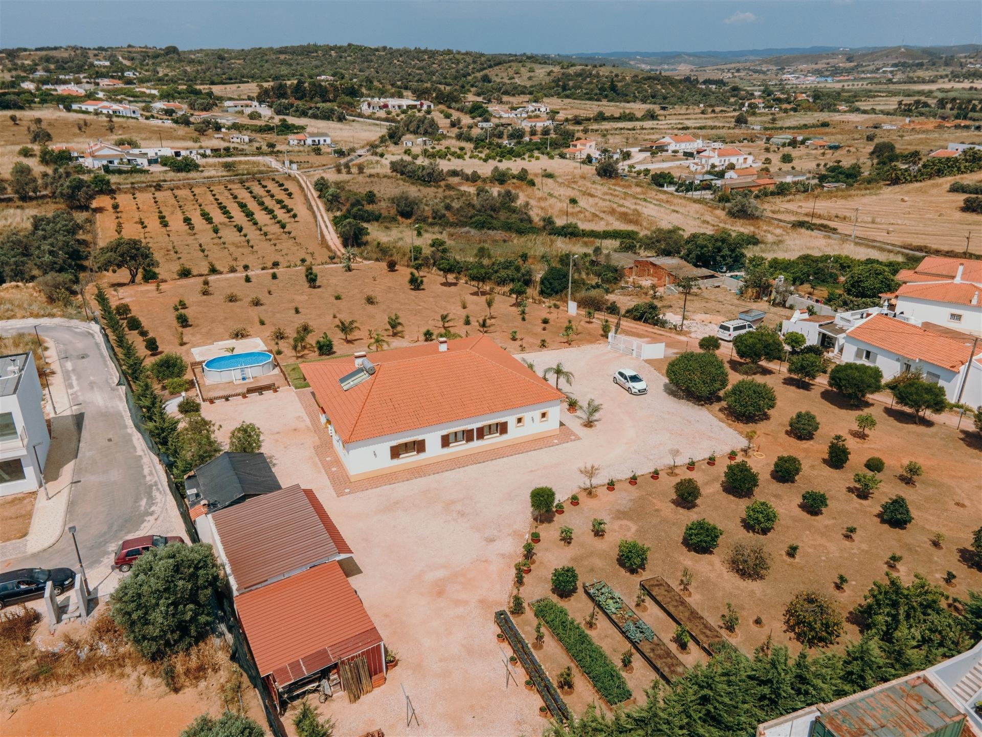 Casa de una sola planta T5 en Odiáxere - Vistas al Campo y Zonas de Ocio
