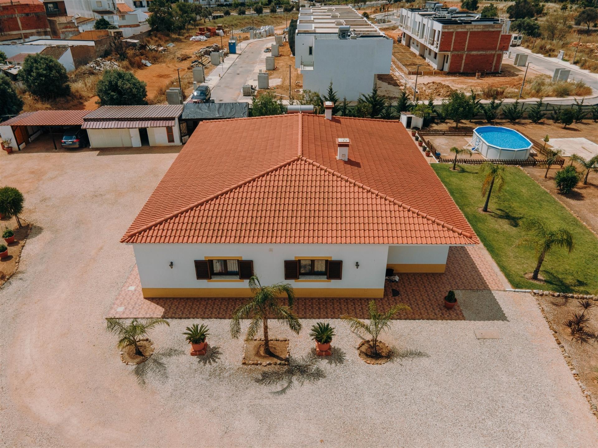 Casa de una sola planta T5 en Odiáxere - Vistas al Campo y Zonas de Ocio