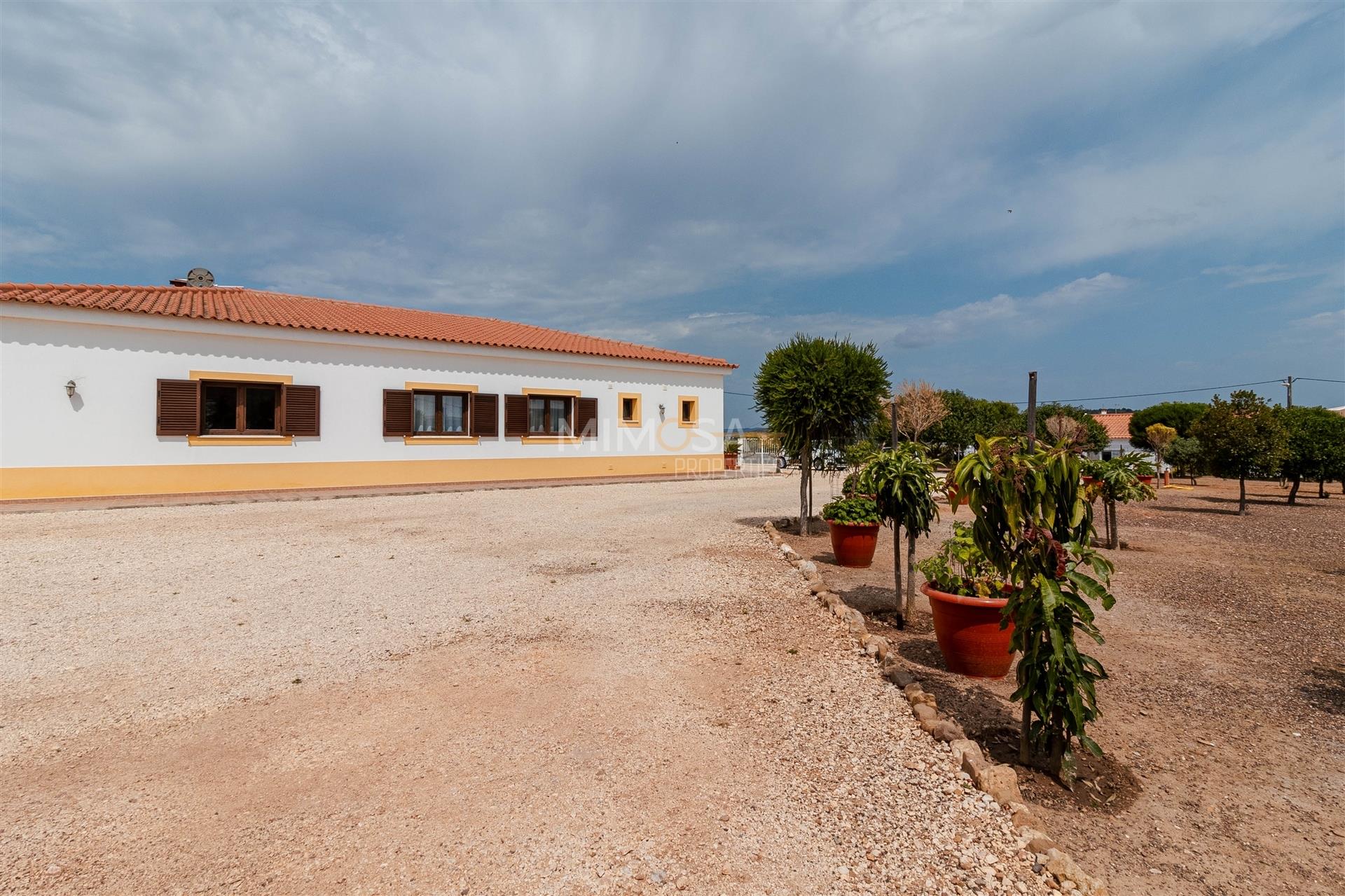 Casa de una sola planta T5 en Odiáxere - Vistas al Campo y Zonas de Ocio
