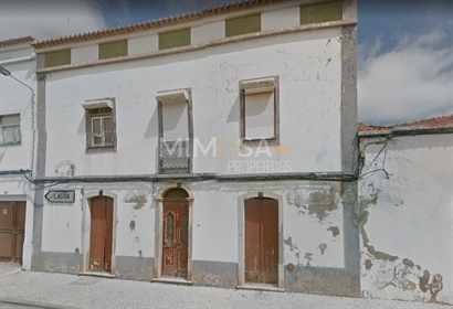 Traditional house in Ferragudo with Aru: rehabilitation opportunity.