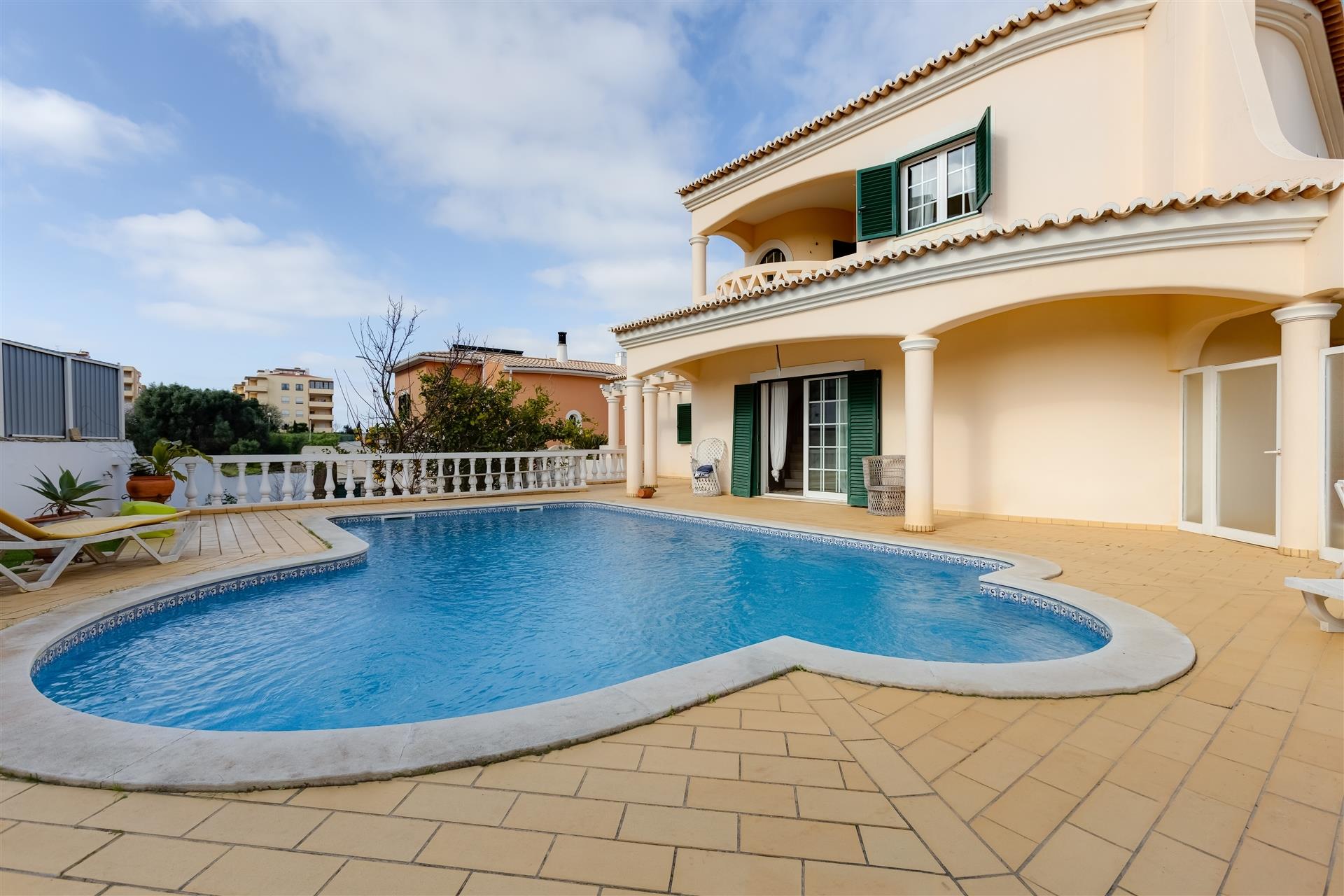 Spacious house with pool in central area