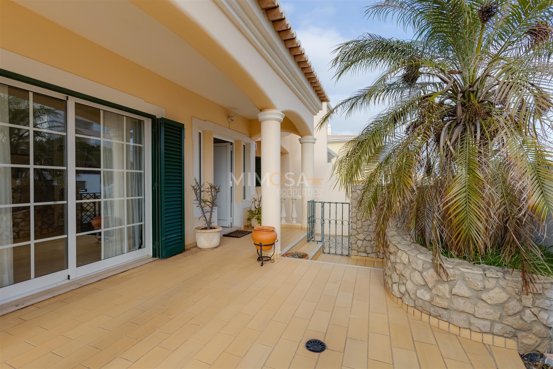Spacious house with pool in central area