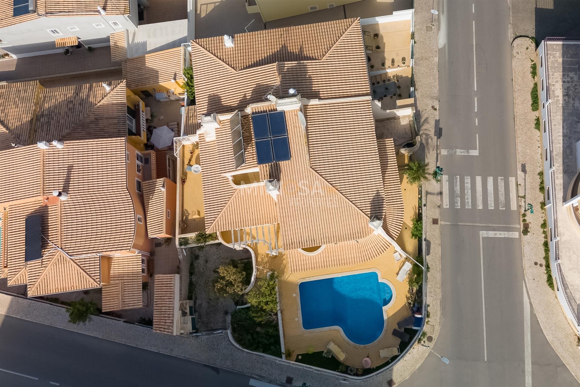 Spacious house with pool in central area