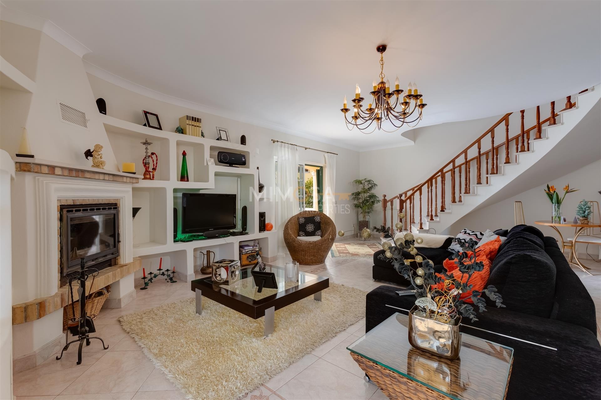 Spacious house with pool in central area