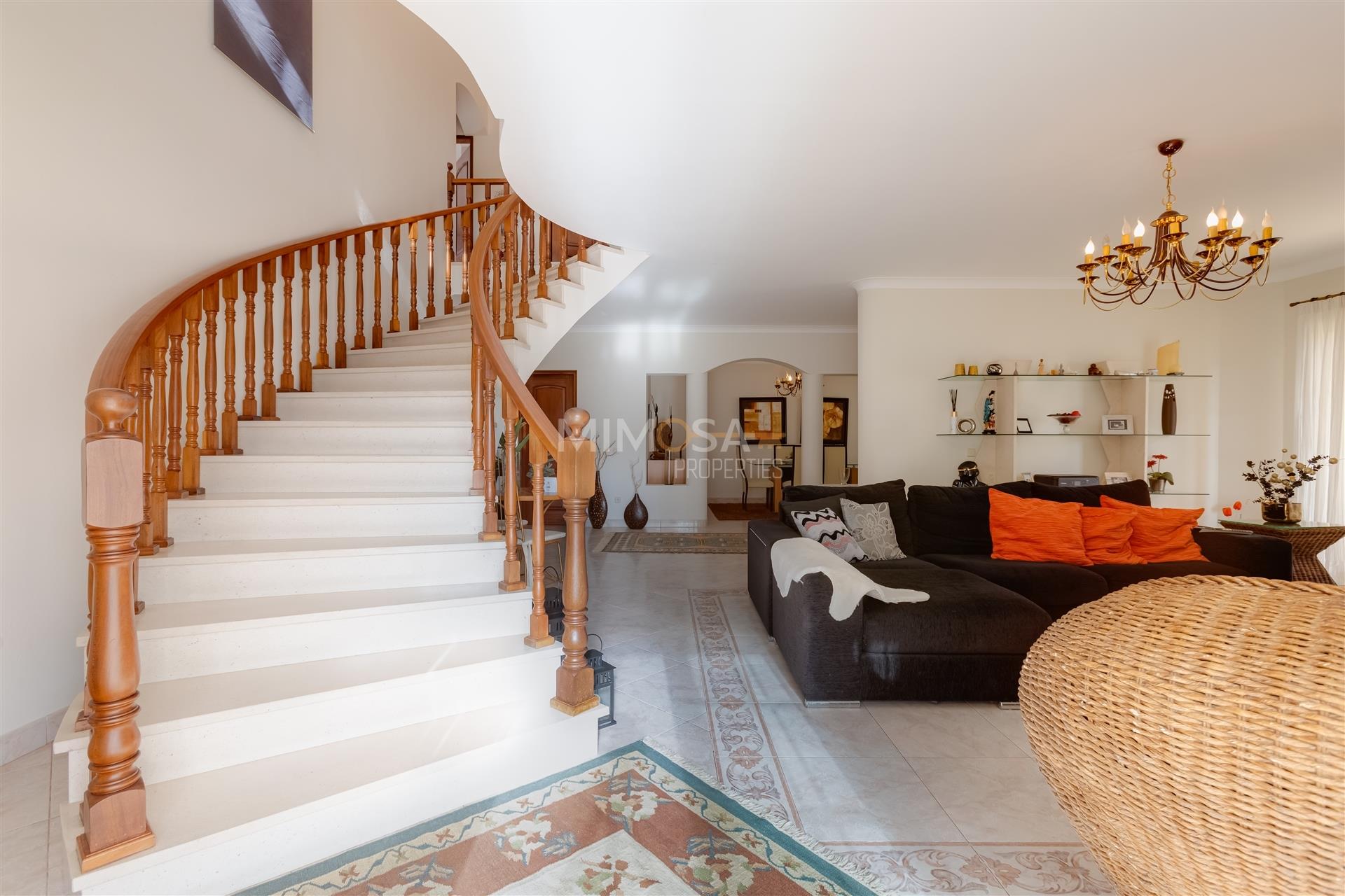 Spacious house with pool in central area