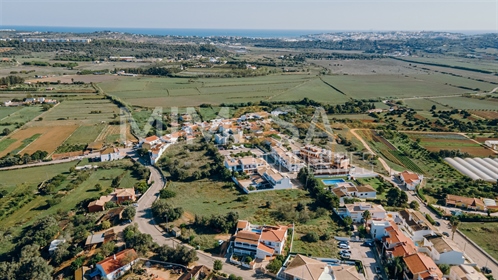 Terreno com potencial de investimento em vila tranquila do Sargaçal