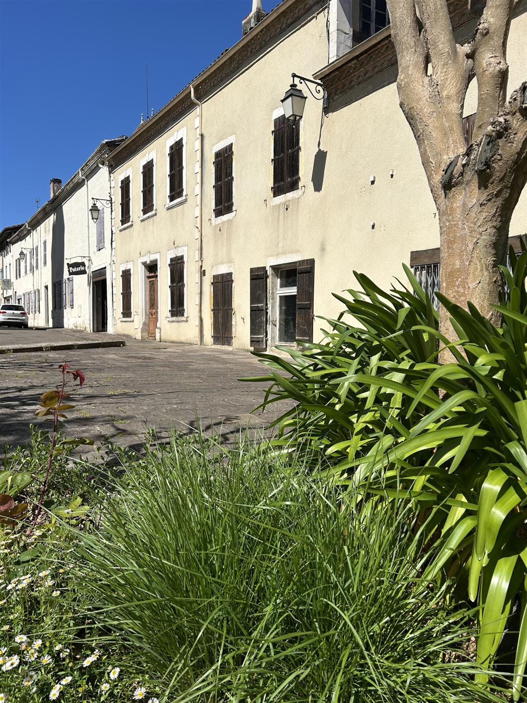 Former hotel-restaurant with bar, ideal investors or multi-use project