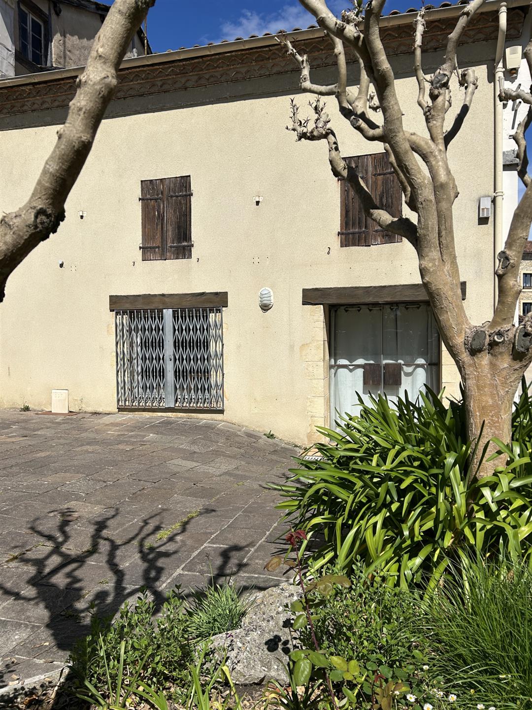 Former hotel-restaurant with bar, ideal investors or multi-use project