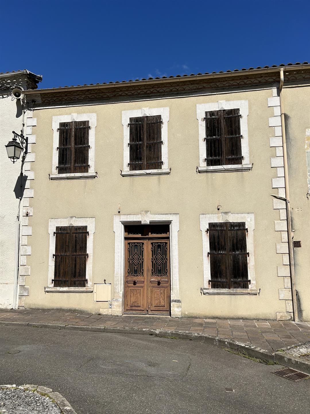 Former hotel-restaurant with bar, ideal investors or multi-use project