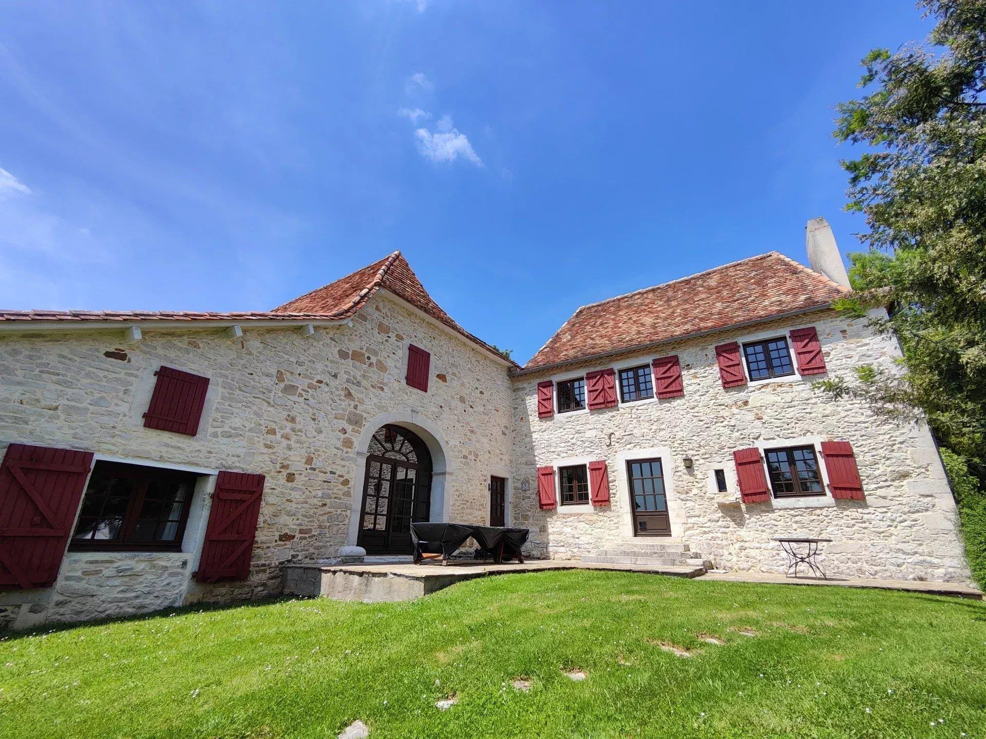 A charming Béarnaise farmhouse with guesthouse, pool & stunning mountain views
