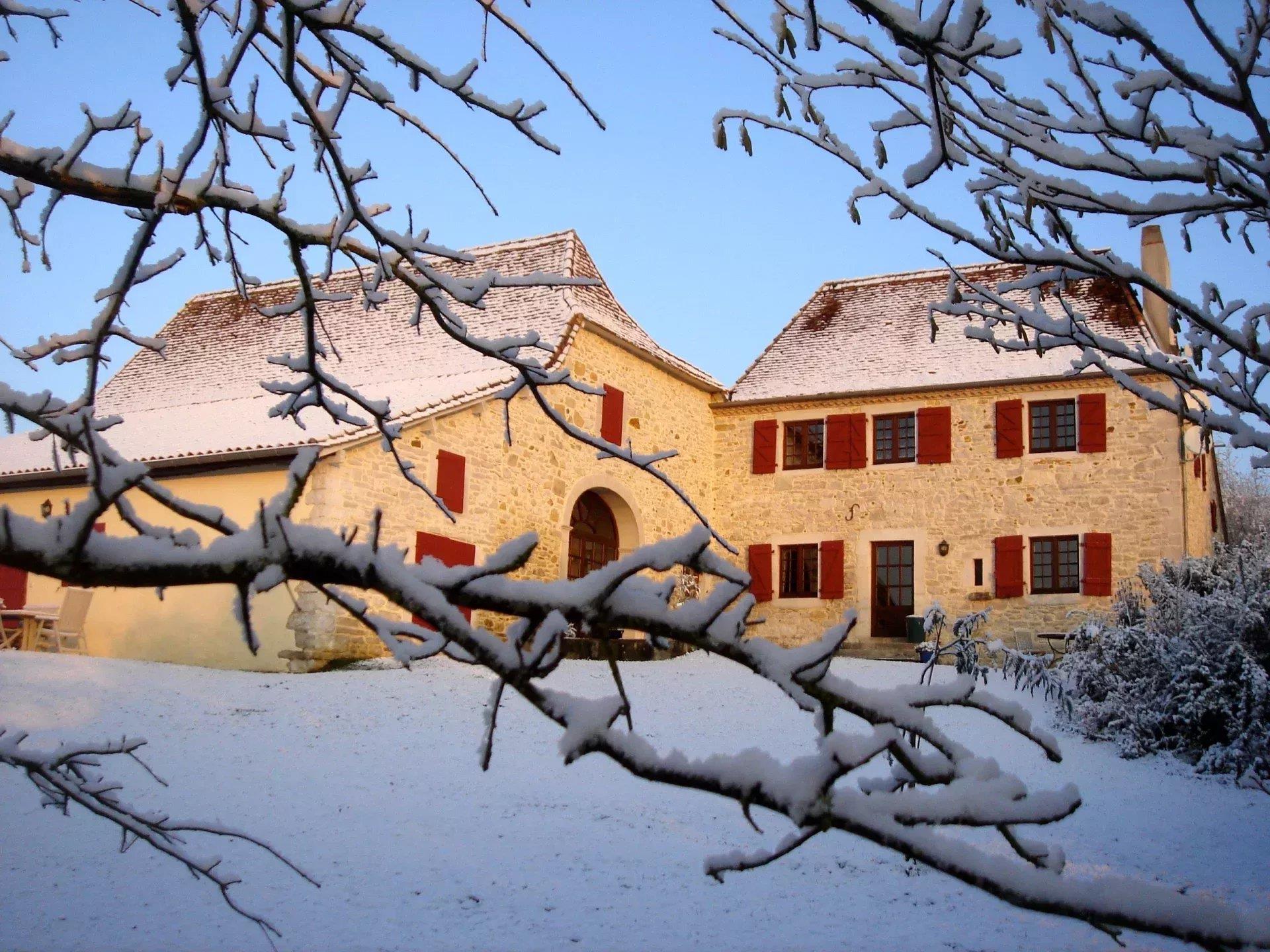 A charming Béarnaise farmhouse with guesthouse, pool & stunning mountain views