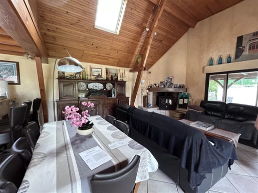 Family home with pool, garden and outbuilding