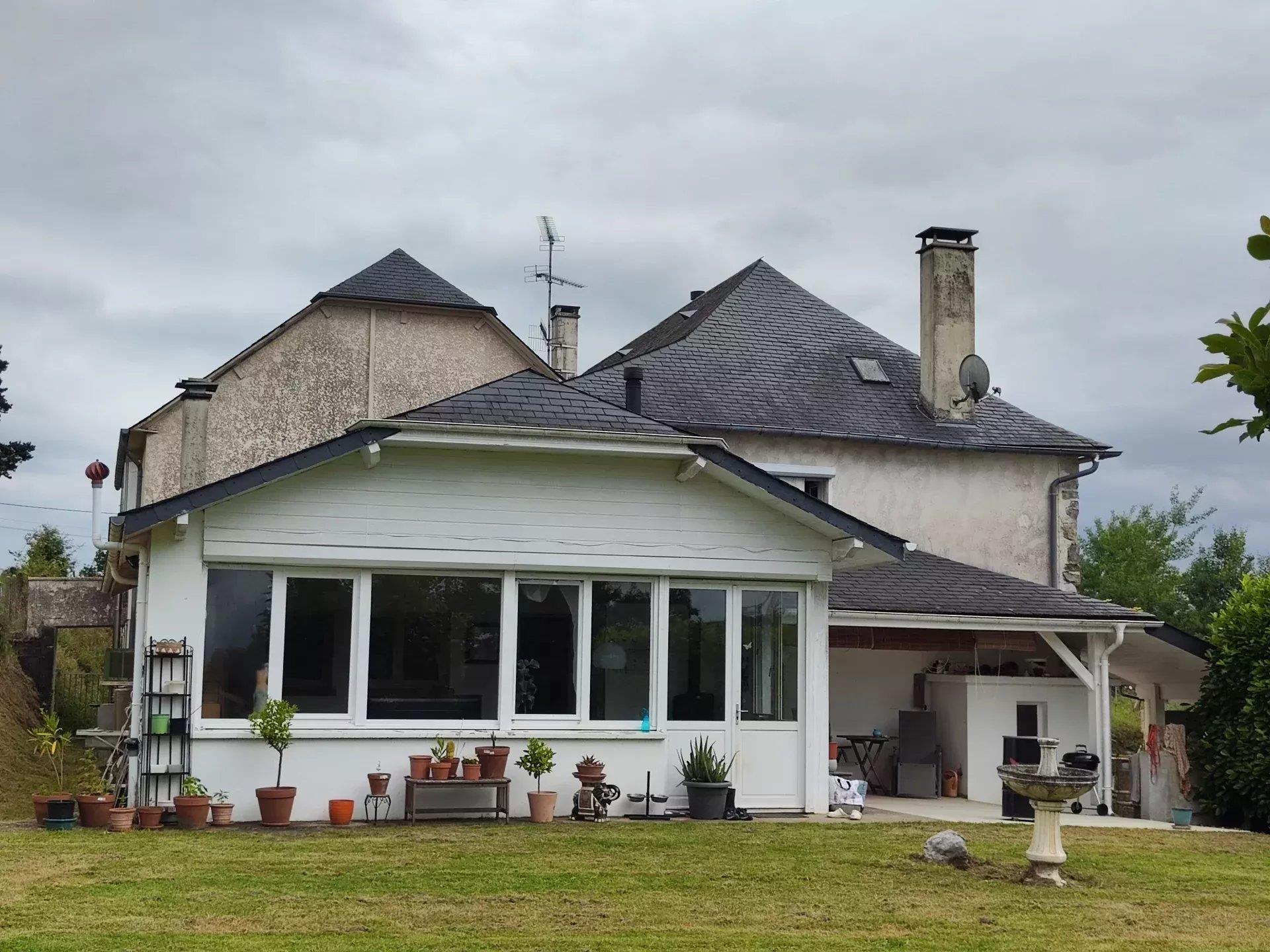 House with restaurant, garden and guest annex
