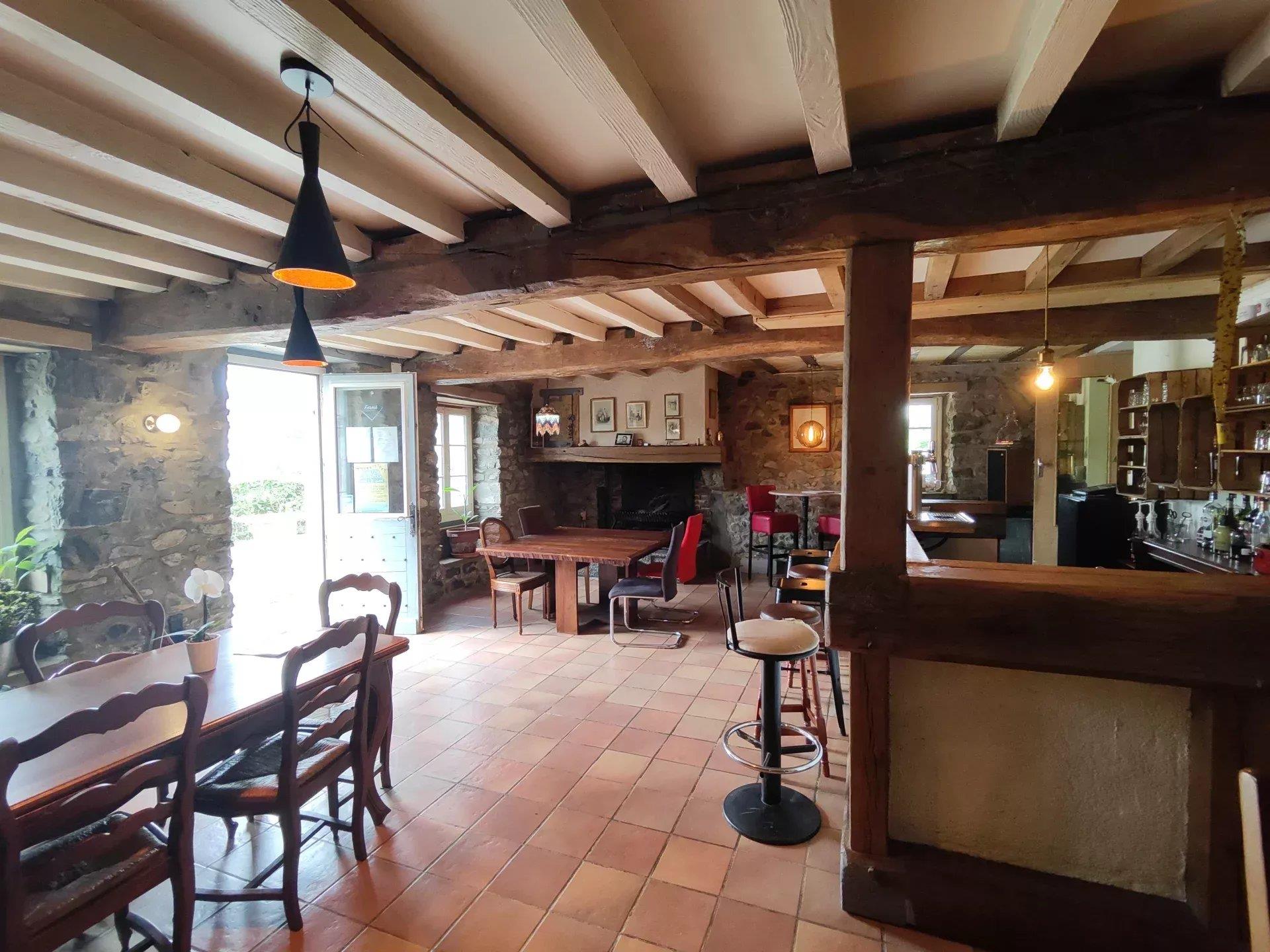 House with restaurant, garden and guest annex