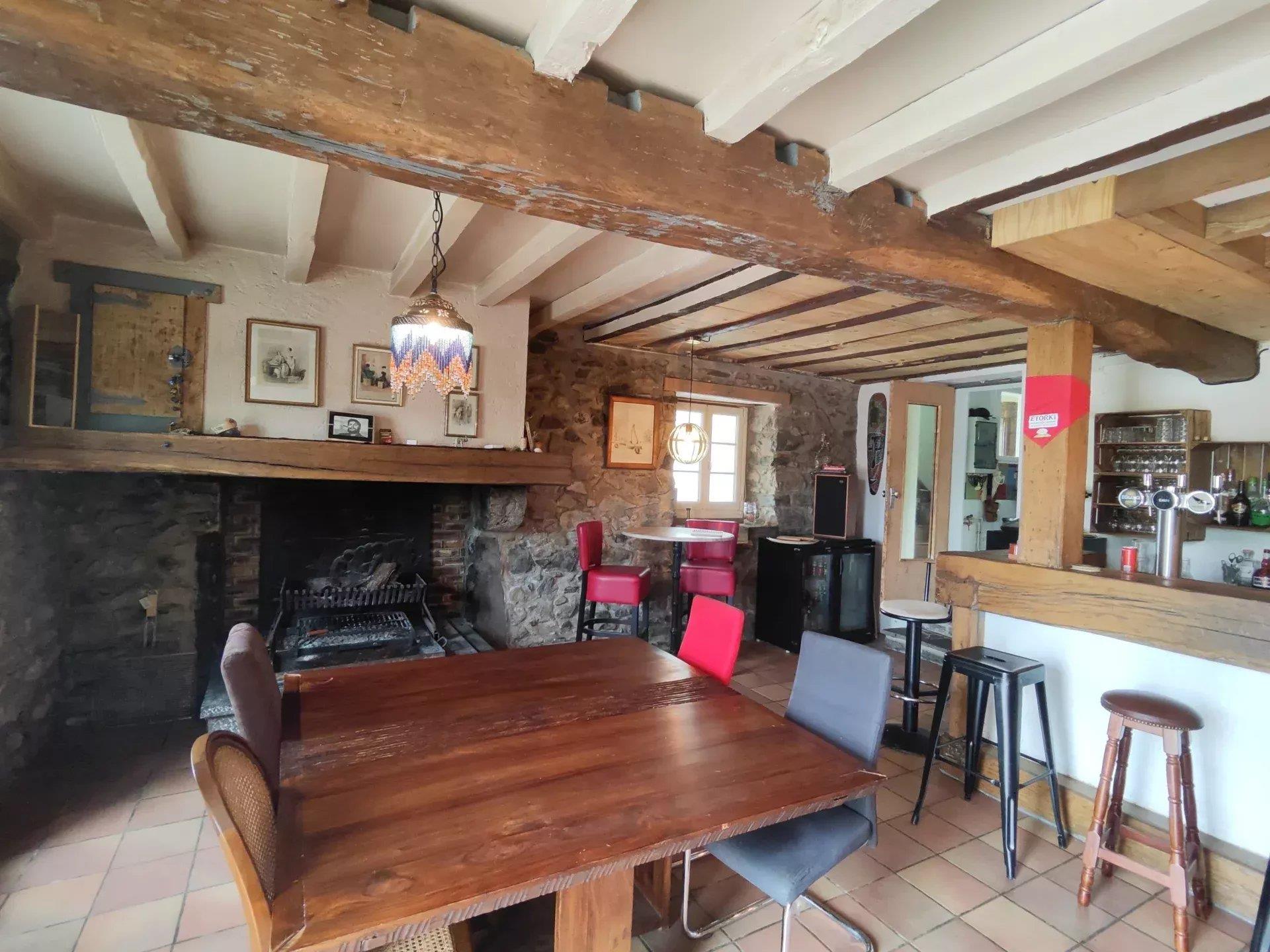 House with restaurant, garden and guest annex