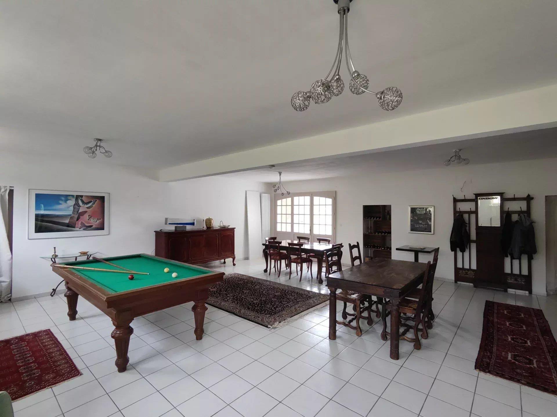 House with restaurant, garden and guest annex