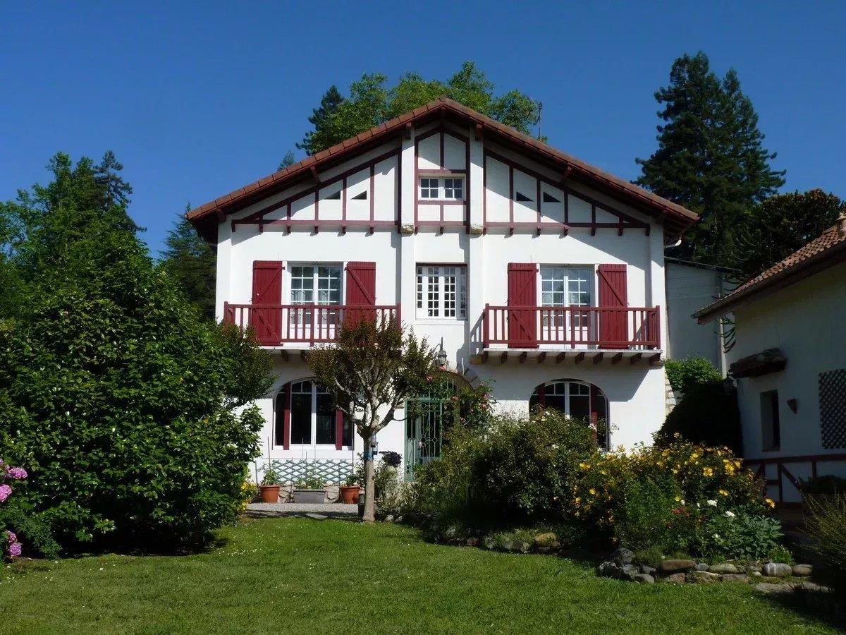 Beautiful town house with guest house and garden