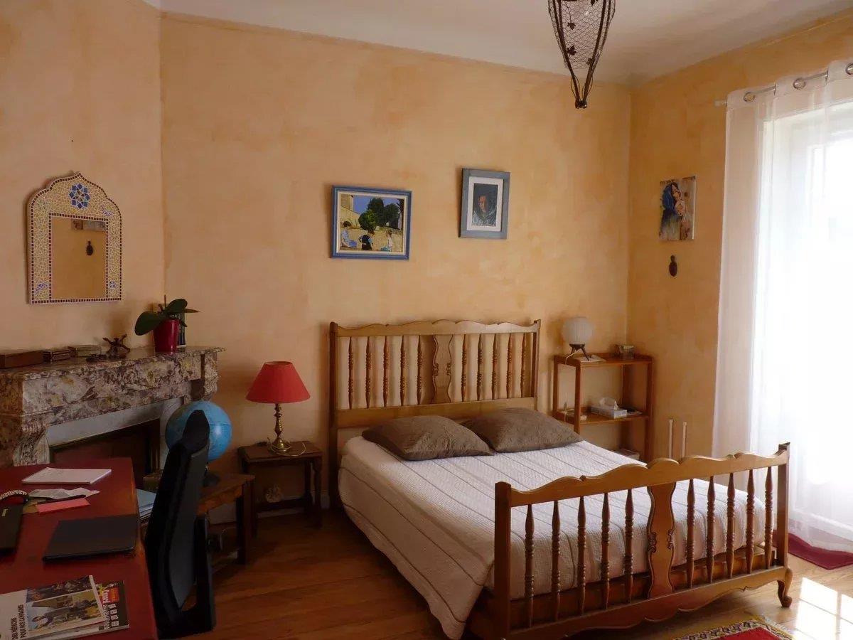 Beautiful town house with guest house and garden