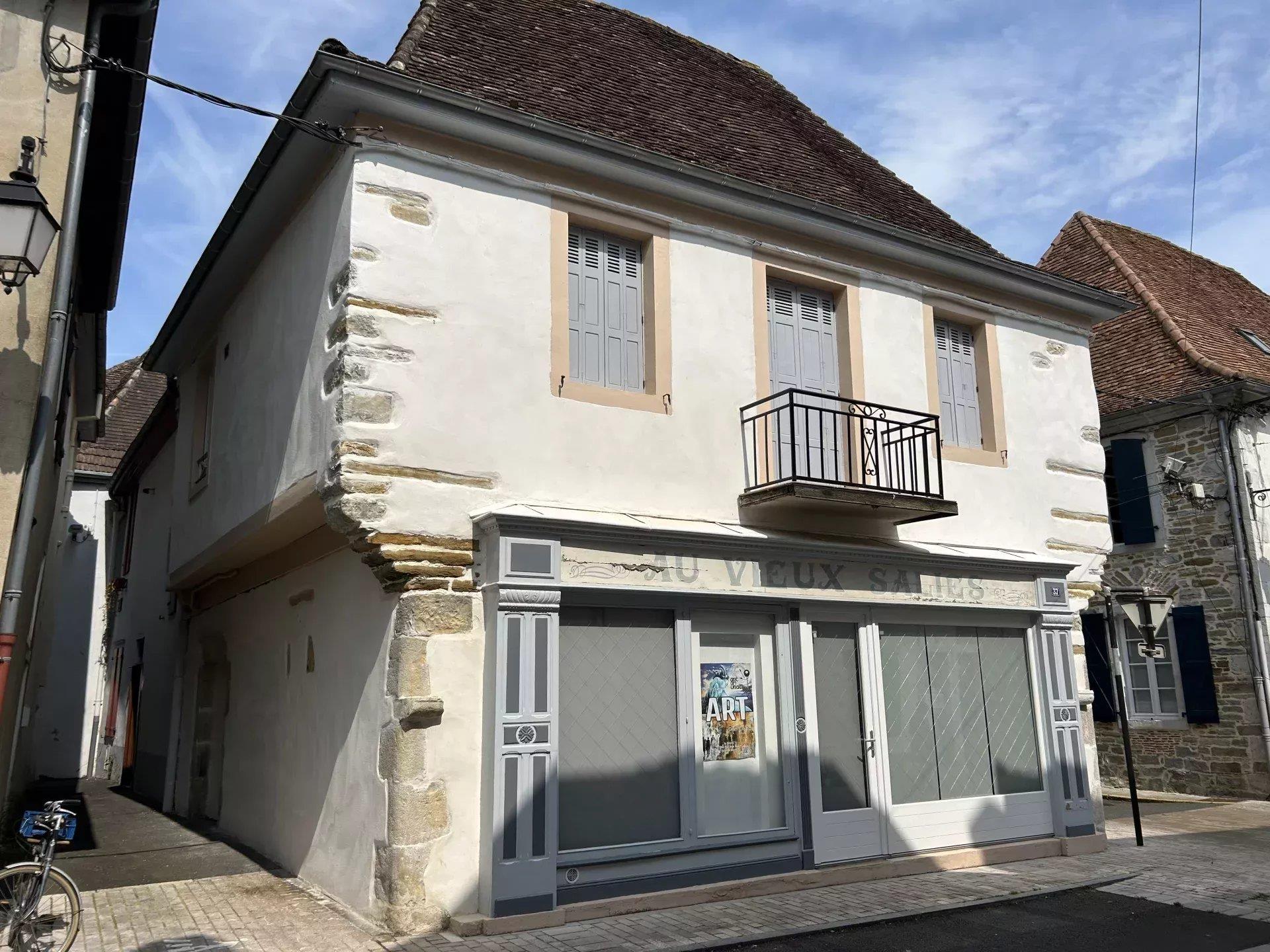 Attractive town house with commercial unit