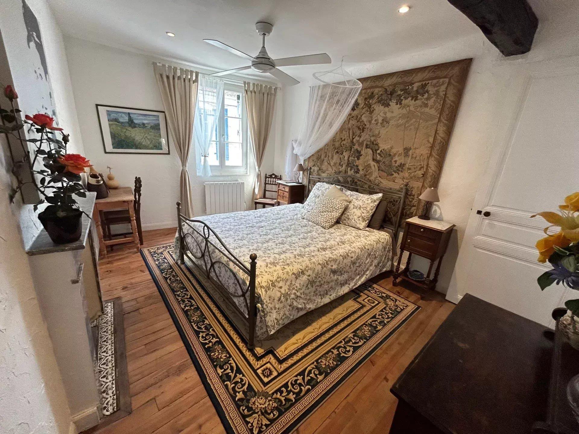 Attractive town house with commercial unit