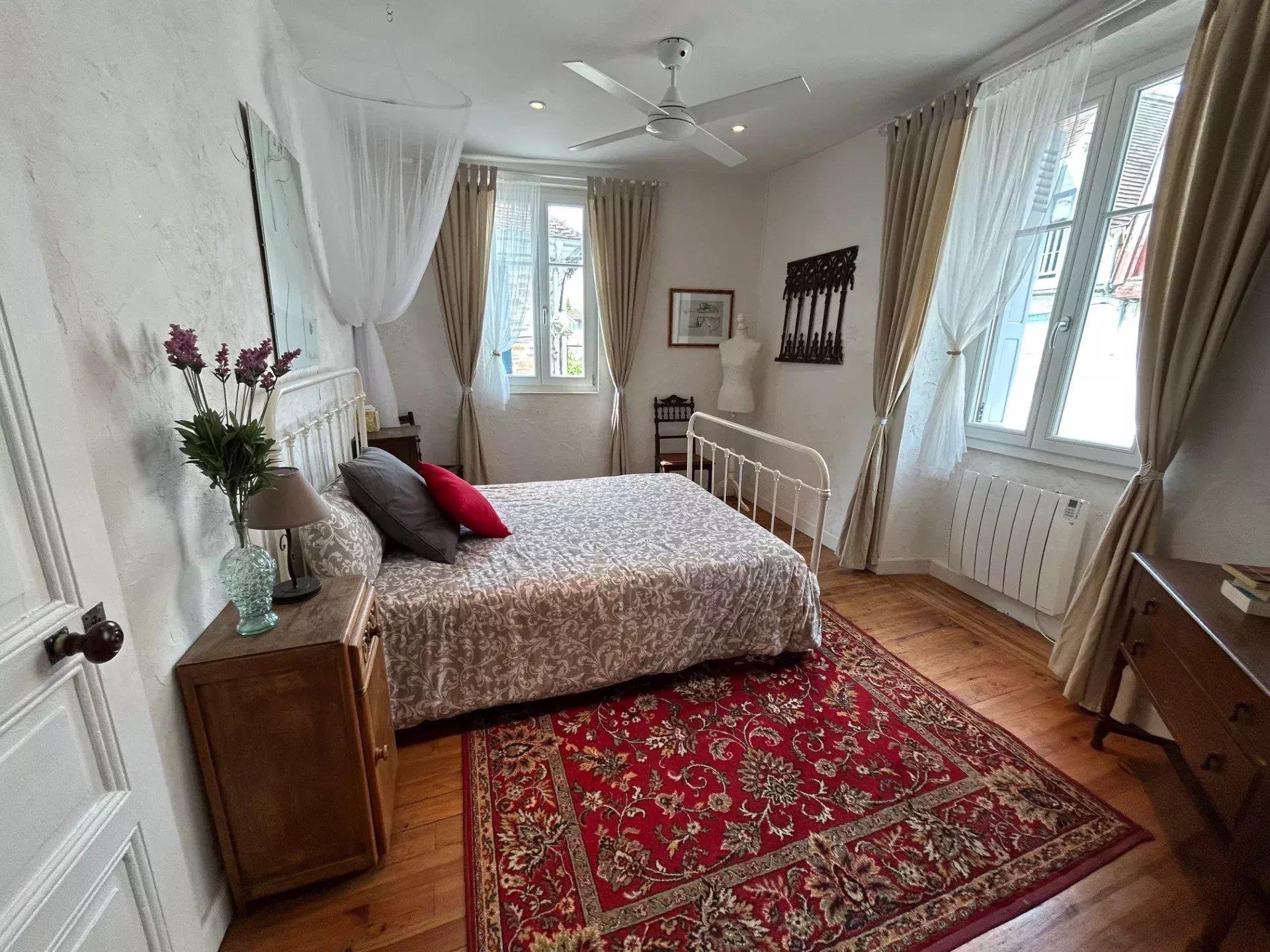 Attractive town house with commercial unit