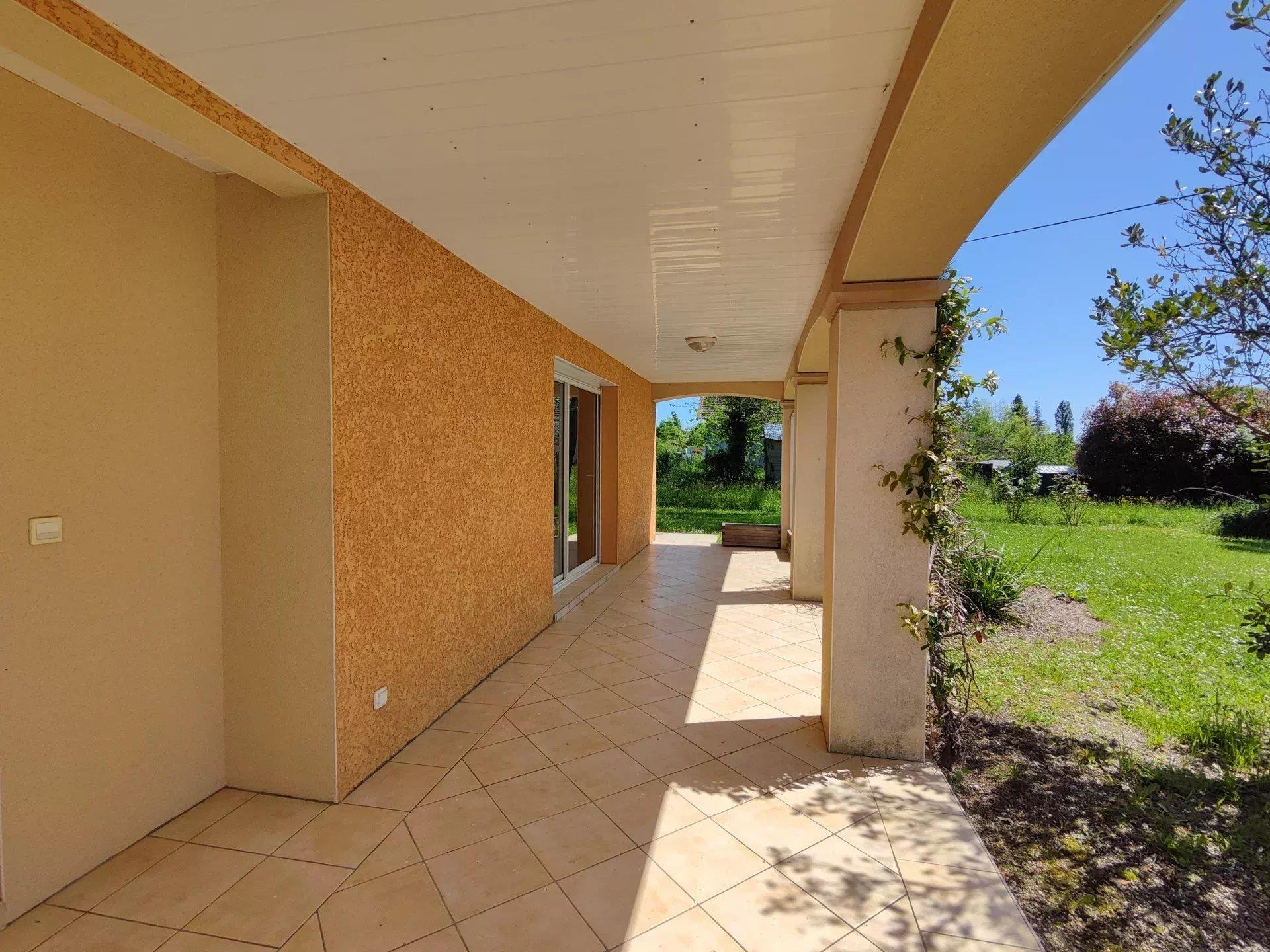 Single storey house with three bedrooms, terrace, garden and garage