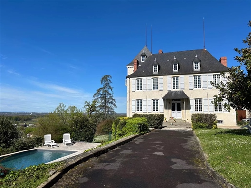 Elegantes Château mit atemberaubendem Blick auf die Pyrenäen