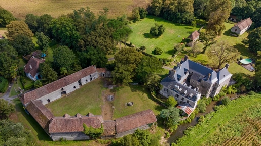 Château du XIIe siècle de 10 chambres avec maison d'amis, annexe et nombreuses dépendances à rénover