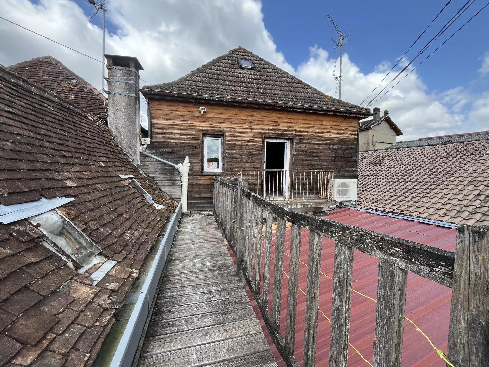 Partially renovated duplex apartment in the town center