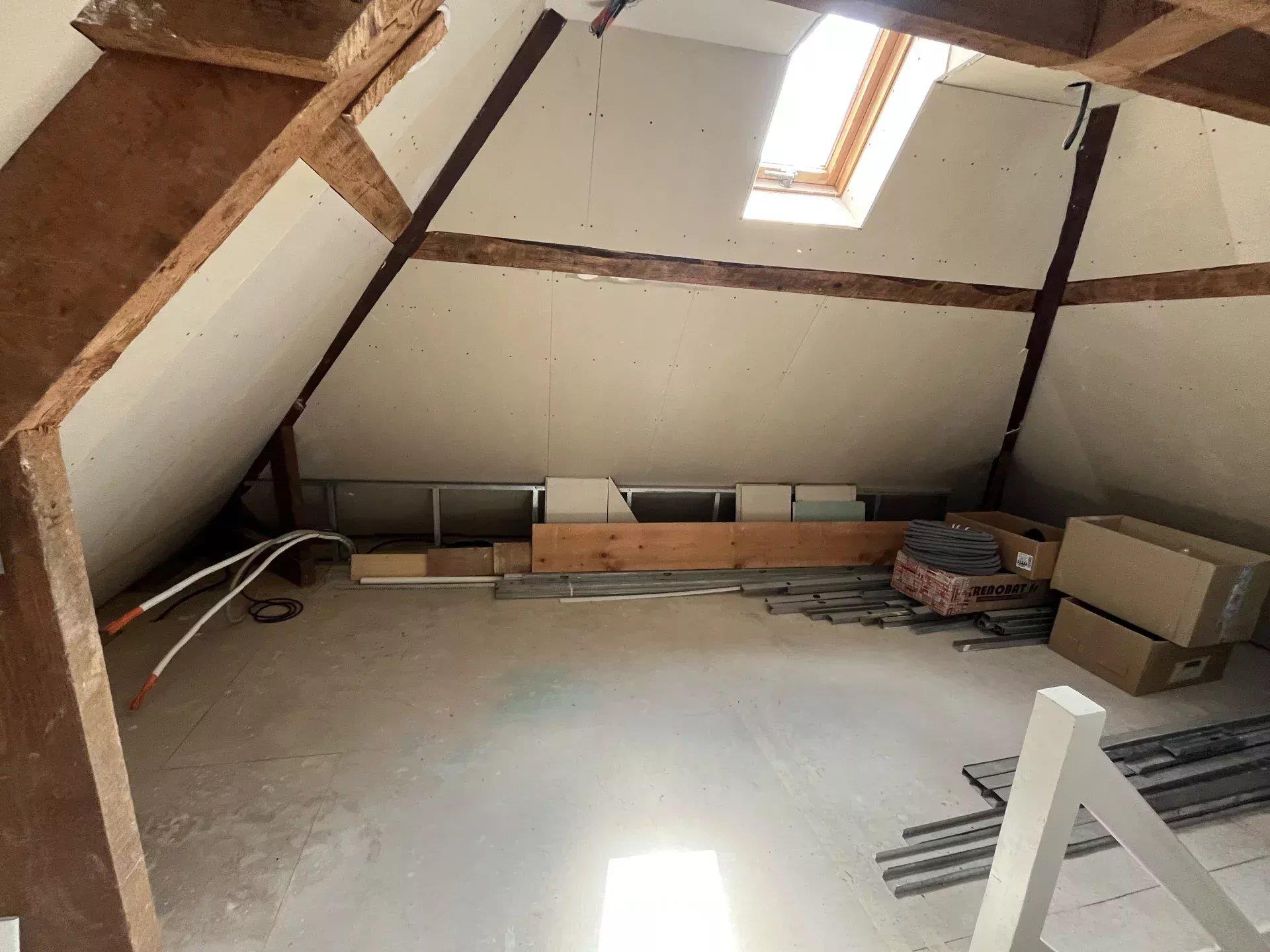 Partially renovated duplex apartment in the town center