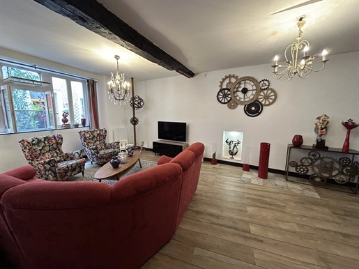 Charming townhouse, beautifully renovated, just a few steps from the shops