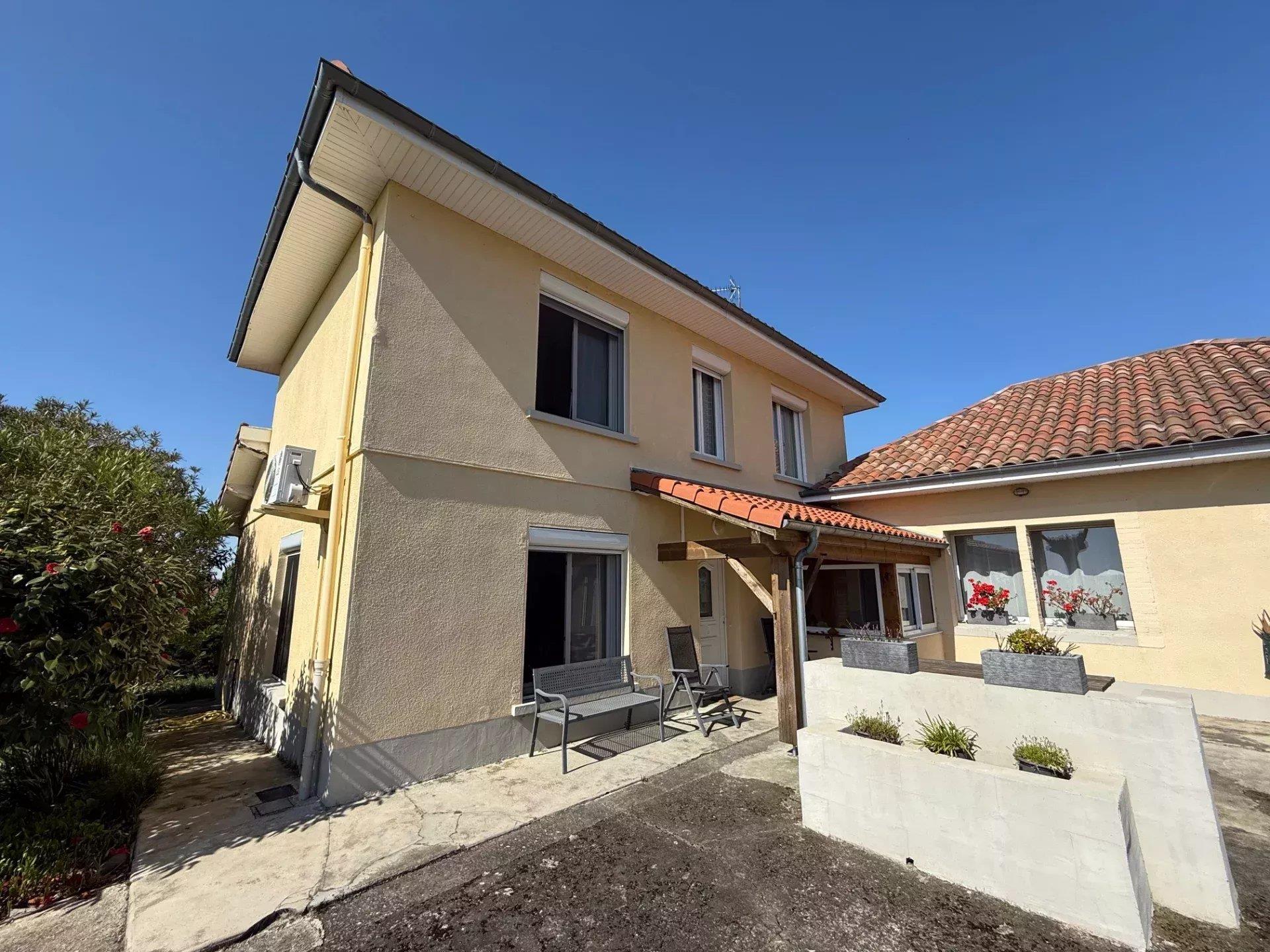 Country home renovated in a calm location and with a superb view of the Pyrenees