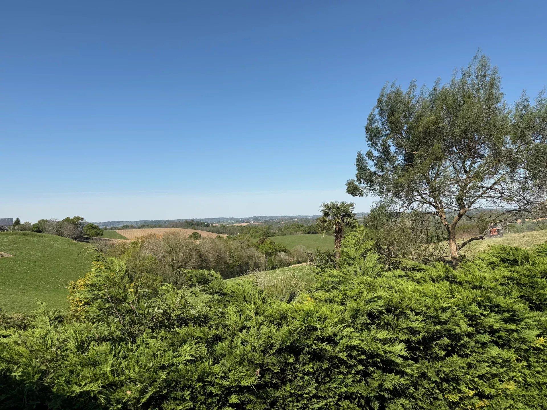 Country home renovated in a calm location and with a superb view of the Pyrenees