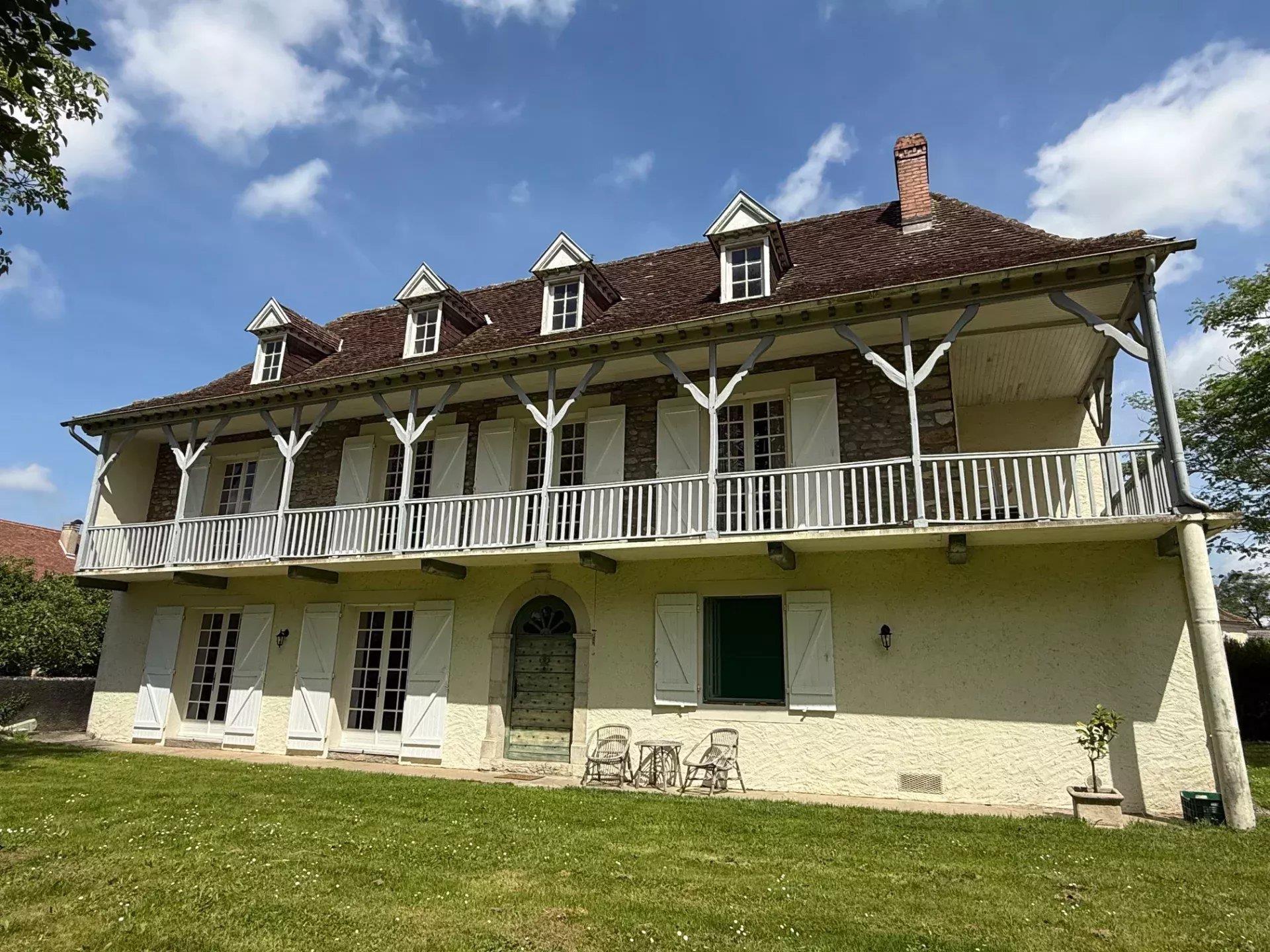 Beautiful Béarnaise house with 3660m² of mature garden.