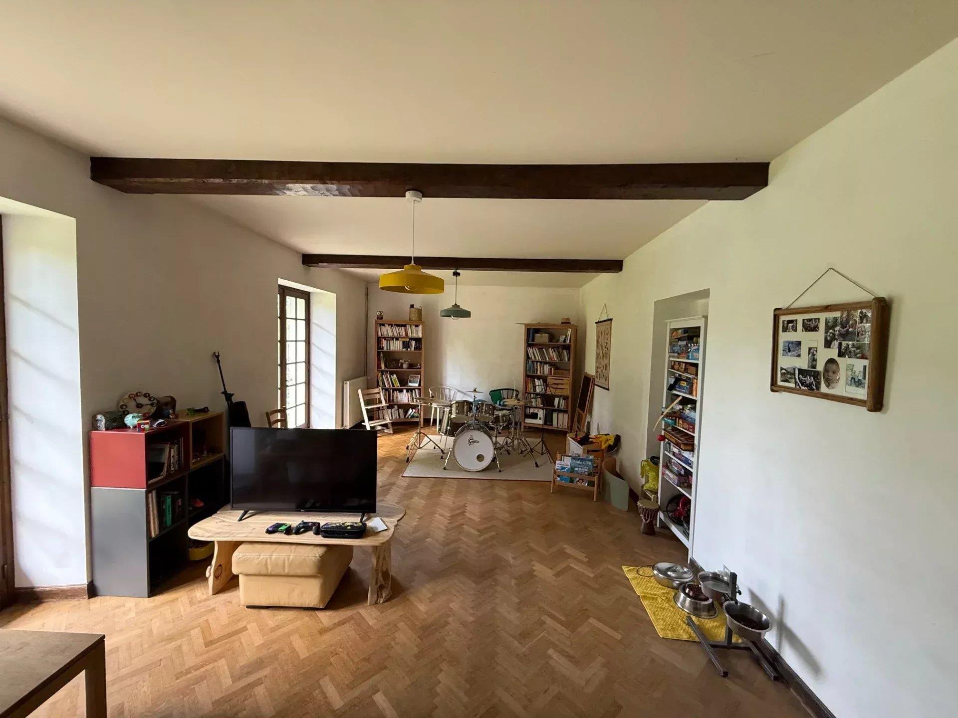 Beautiful Béarnaise house with 3660m² of mature garden.