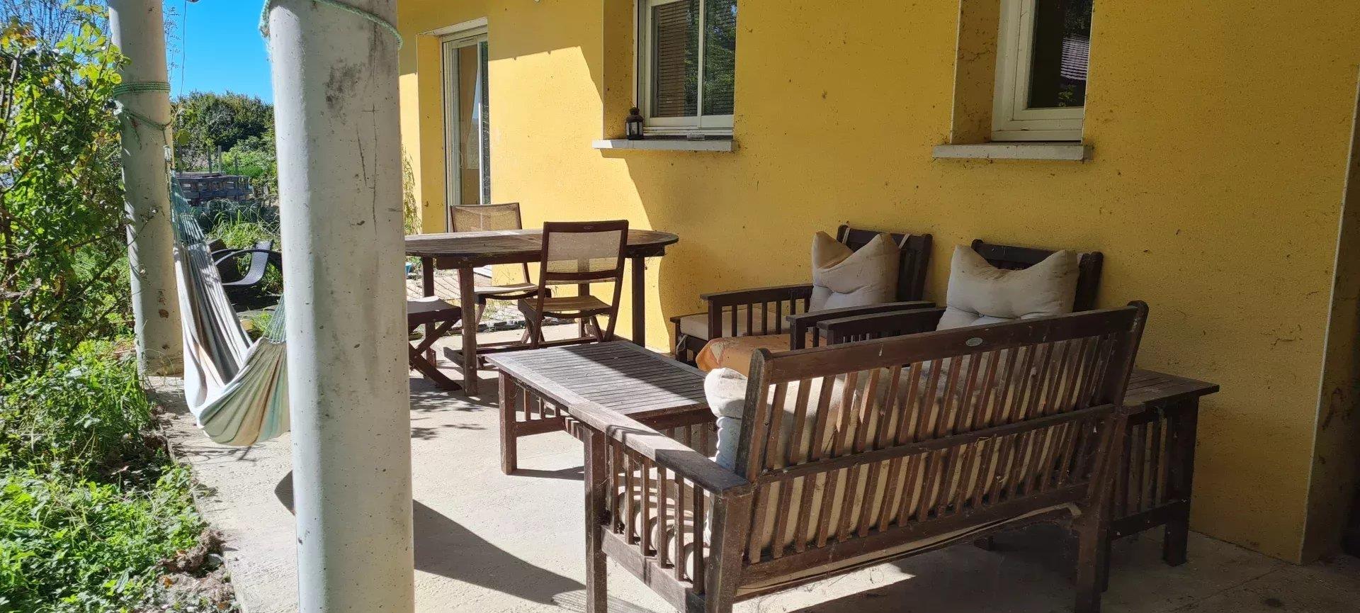 Single-Storey house with three bedrooms and garden