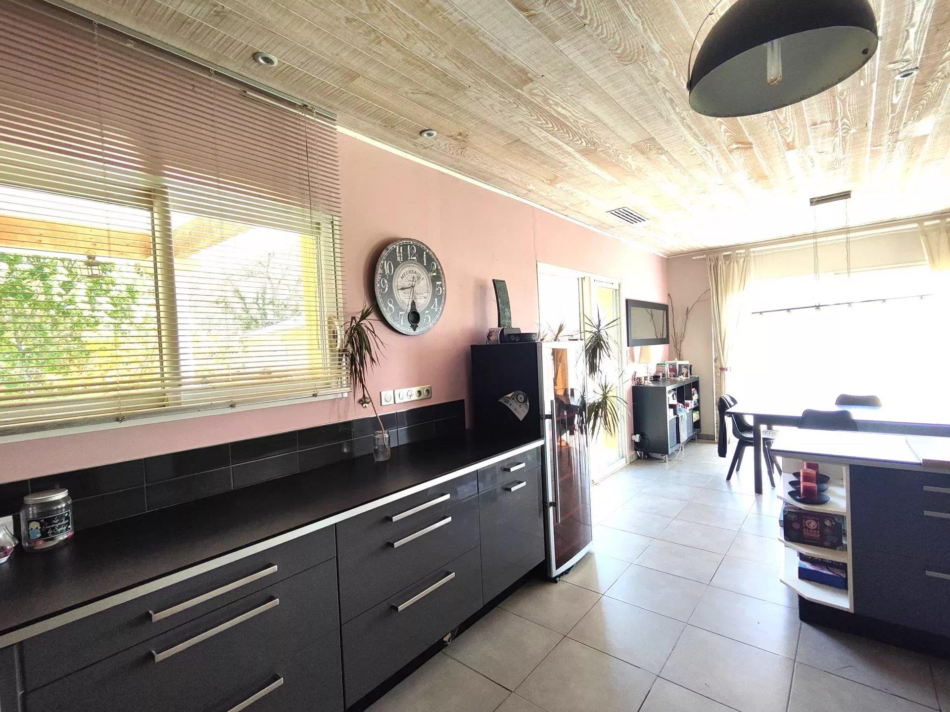 Single-Storey house with three bedrooms and garden