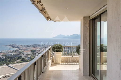 Subliem appartement met panoramisch uitzicht op zee