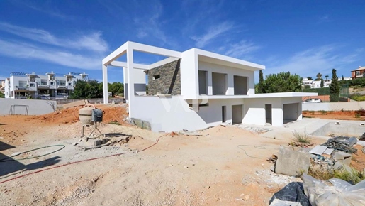 Carvoeiro - Neue Villa V3 +1 in der Endphase des Baus