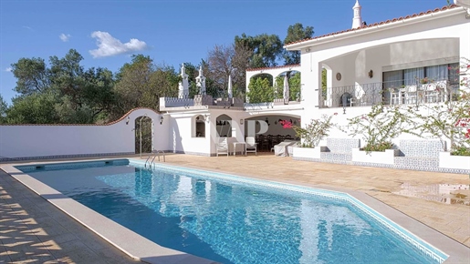 Villa de 3 dormitorios + 2 pisos de un dormitorio en venta en Almancil con vistas al campo y al mar