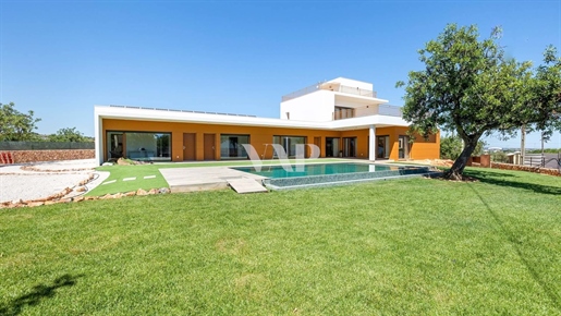 Almancil - villa met 5 slaapkamers op korte afstand van de golfbanen